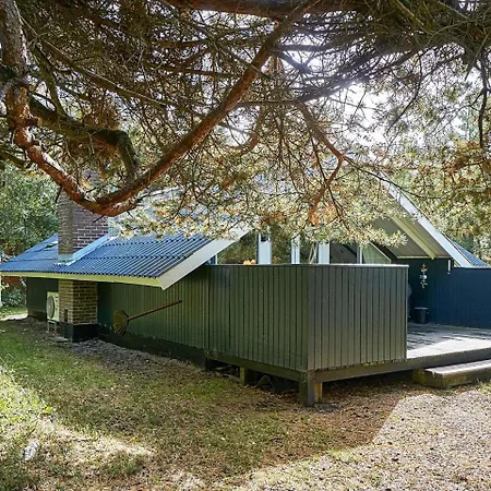 Magnificent Holiday Home In Aakirkeby Near Sea Ferienhaus